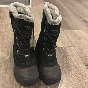 Boys North Face winter snow boots size 4 US